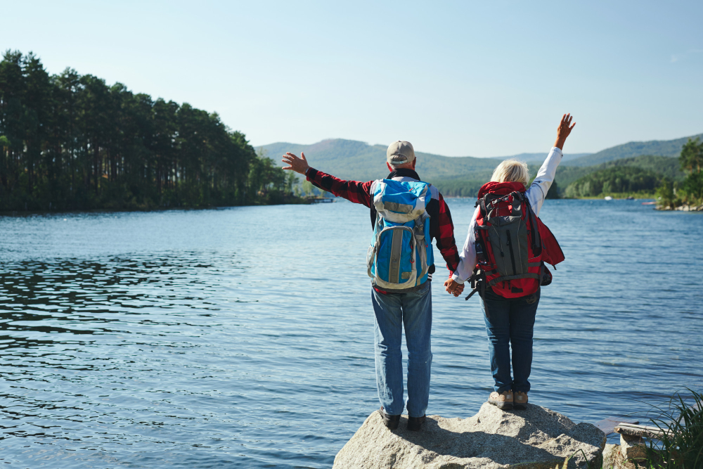 Adventurous couple on the edge of a lake